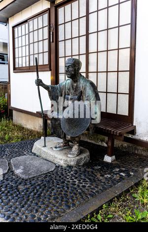 Statue des japanischen Dichters Matsuo Basho im Bezirk Fukagawa, in der Nähe der Umibe-Brücke und des Sendaibori-Flusses, Koto-Bezirk, Tokio, Japan Stockfoto