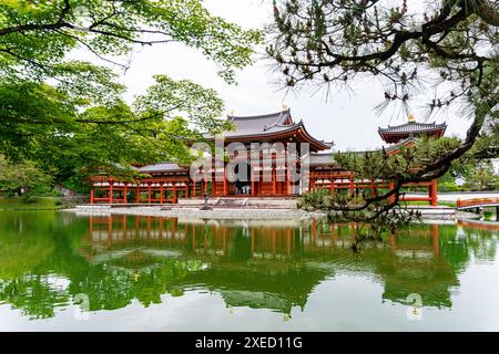 Außenansicht des Byodoin-Tempels, eindrucksvolles Beispiel für buddhistische Pure Land (Jodo)-Architektur, in Uji Stadt, Präfektur Kyoto, Region Kansai, Japan Stockfoto