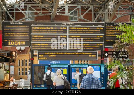 LONDON – 26. JUNI 2024: Marylebone Train Station, ein zentraler Bahnhof, der das National Rail Network und die Londoner U-Bahn verbindet Stockfoto