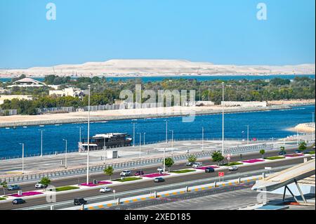 ABU DHABI - 28. März: Untypischer Panoramablick auf die Stadt mit Wüste, Golf, Straße in Abu Dhabi am 28,2024. März in den Vereinigten Arabischen Emiraten Stockfoto