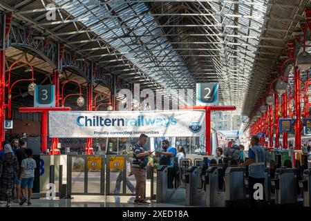 LONDON – 26. JUNI 2024: Marylebone Train Station, ein zentraler Bahnhof, der das National Rail Network und die Londoner U-Bahn verbindet Stockfoto