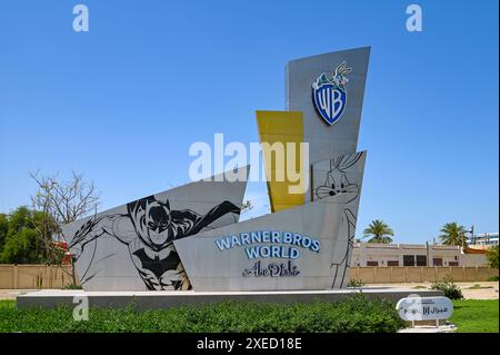 ABU DHABI - 29. März: Logo von Warner Bros vor dem Eingang des WB World Freizeitparks in Abu Dhabi am 29. März. 2024 in den Vereinigten Arabischen Emiraten. Stockfoto