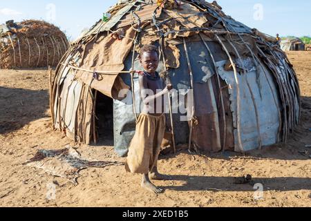 Dasanesh Kinder im Dorf, Omorate, Omo Valley, Äthiopien Stockfoto