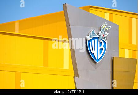 ABU DHABI - 29. März: Logo von Warner Bros vor dem Eingang des WB World Freizeitparks in Abu Dhabi am 29. März. 2024 in den Vereinigten Arabischen Emiraten. Stockfoto