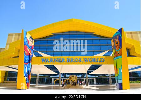 ABU DHABI - 29. März: Haupteingang des Warner Bros World Indoor-Freizeitparks in Abu Dhabi am 29. März. 2024 in den Vereinigten Arabischen Emiraten Stockfoto