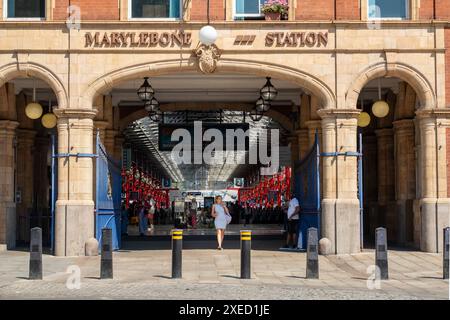 LONDON – 26. JUNI 2024: Marylebone Train Station, ein zentraler Bahnhof, der das National Rail Network und die Londoner U-Bahn verbindet Stockfoto