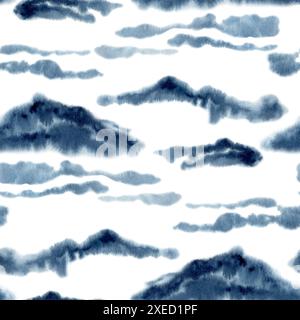 Abstrakte blaue Wolken und nahtloses Bergmuster. Handgezeichnete Aquarellillustration isoliert auf weißem Hintergrund. Indigo Schwarzweiß-Landschaft Stockfoto