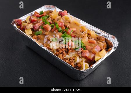 Lasagne mit Fleisch auf schwarzem Hintergrund Stockfoto