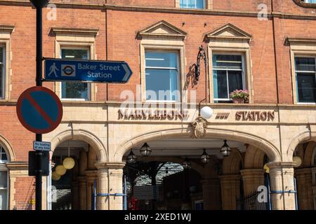 LONDON – 26. JUNI 2024: Marylebone Train Station, ein zentraler Bahnhof, der das National Rail Network und die Londoner U-Bahn verbindet Stockfoto