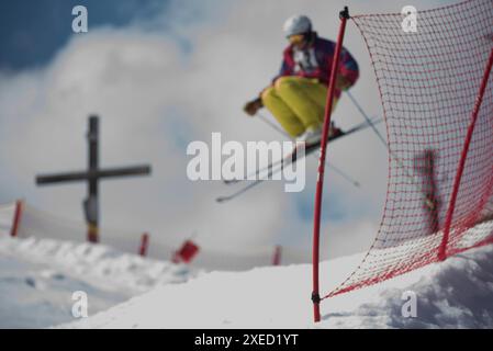 Sprung beim Skifahren Stockfoto