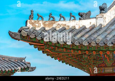 Nahaufnahme des Dachs mit Schutzfiguren auf dem alten Dach des Gyeongbokgung Palace in Seoul, Südkorea Stockfoto