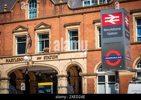 LONDON – 26. JUNI 2024: Marylebone Train Station, ein zentraler Bahnhof, der das National Rail Network und die Londoner U-Bahn verbindet Stockfoto