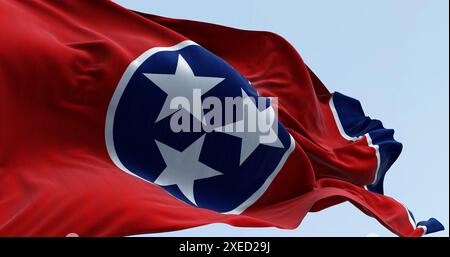 Nahaufnahme der Flagge des Bundesstaates Tennessee, die winkt. Rotes Feld mit einem blauen Kreis in der Mitte mit drei weißen Sternen. US-Bundesstaat f Stockfoto