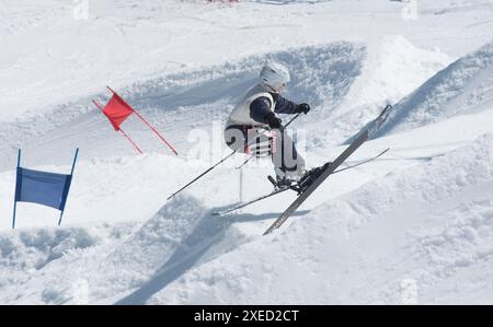 Sprung beim Skifahren Stockfoto