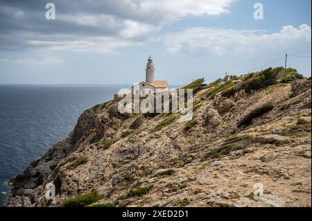 Faro de Capdepera Leuchtturm in der Nähe von Cala Rajada, Mallorca mit Küste vor bei bewölktem Tag, horizontale Aufnahme, Mallorca Stockfoto