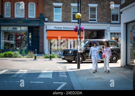 LONDON, 26. JUNI 2024: Marylebone High Street Shopping-Szene. Gehobenes Gebiet und Wahrzeichen des W1 Central London Stockfoto