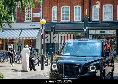 LONDON, 26. JUNI 2024: Marylebone High Street Shopping-Szene. Gehobenes Gebiet und Wahrzeichen des W1 Central London Stockfoto