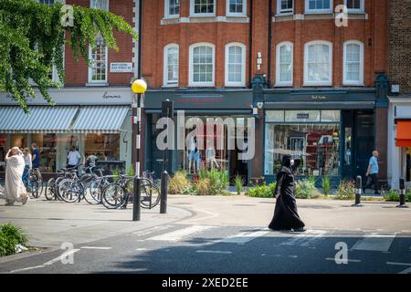 LONDON, 26. JUNI 2024: Marylebone High Street Shopping-Szene. Gehobenes Gebiet und Wahrzeichen des W1 Central London Stockfoto