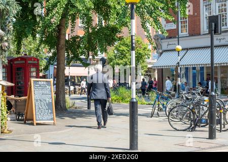 LONDON, 26. JUNI 2024: Marylebone High Street Shopping-Szene. Gehobenes Gebiet und Wahrzeichen des W1 Central London Stockfoto