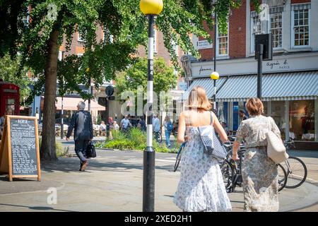 LONDON, 26. JUNI 2024: Marylebone High Street Shopping-Szene. Gehobenes Gebiet und Wahrzeichen des W1 Central London Stockfoto
