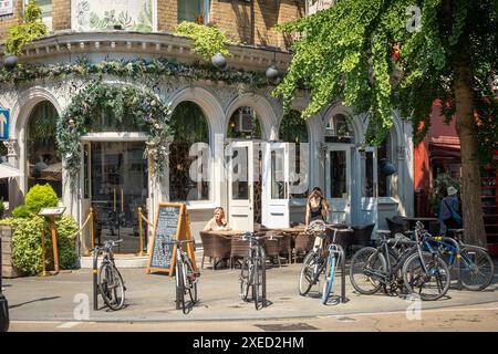 LONDON, 26. JUNI 2024: Marylebone High Street Shopping-Szene. Gehobenes Gebiet und Wahrzeichen des W1 Central London Stockfoto