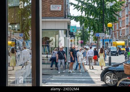 LONDON, 26. JUNI 2024: Marylebone Shopping Street Scene. Gehobenes Gebiet und Wahrzeichen des W1 Central London Stockfoto