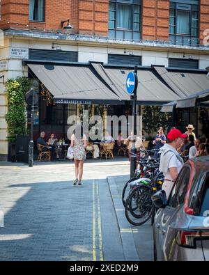 LONDON, 26. JUNI 2024: Marylebone Shopping Street Scene. Gehobenes Gebiet und Wahrzeichen des W1 Central London Stockfoto