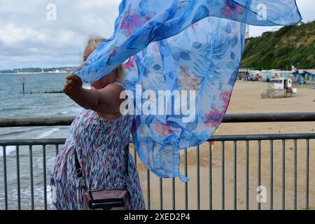 Boscombe, Bournemouth, Dorset, Großbritannien, 27. Juni, 2024, das Wetter: die Hitzewelle endet nach zwei Tagen, als frischere, kühlere Luft im Westwind ankommt. Quelle: Paul Biggins/Alamy Live News Stockfoto