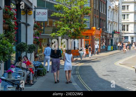 LONDON, 26. JUNI 2024: Marylebone Shopping Street Scene. Gehobenes Gebiet und Wahrzeichen des W1 Central London Stockfoto