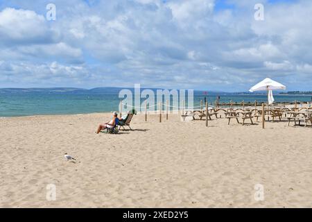 Boscombe, Bournemouth, Dorset, Großbritannien, 27. Juni, 2024, das Wetter: die Hitzewelle endet nach zwei Tagen, als frischere, kühlere Luft im Westwind ankommt. Quelle: Paul Biggins/Alamy Live News Stockfoto