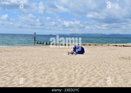 Boscombe, Bournemouth, Dorset, Großbritannien, 27. Juni, 2024, das Wetter: die Hitzewelle endet nach zwei Tagen, als frischere, kühlere Luft im Westwind ankommt. Quelle: Paul Biggins/Alamy Live News Stockfoto