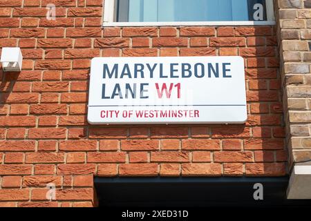 LONDON, 26. JUNI 2024: Marylebone High Street Schild W1. Gehobenes Gebiet und Wahrzeichen des W1 Central London Stockfoto