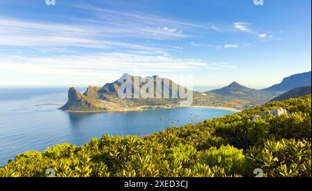 Hout Bay Berglandschaft an der Küste mit Fynbos Flora in Kapstadt Stockfoto