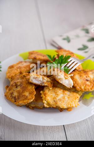 Knuspriges goldenes Fischfilet in Teig gebraten. Stockfoto