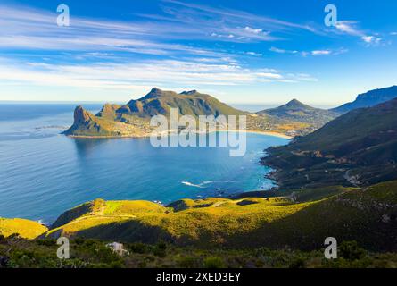 Hout Bay Berglandschaft an der Küste mit Fynbos Flora in Kapstadt Stockfoto