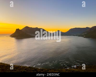 Hout Bay Küstenberglandschaft bei Sonnenuntergang in Kapstadt Stockfoto