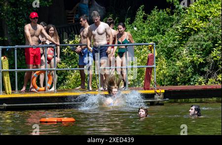 bilder: Hampstead Heath Schwimmer in den Teichen Tauchen Bomben in das kühle Wasser war super Spaß für diese Frau heißes Wetter in London und Temperaturen Stockfoto