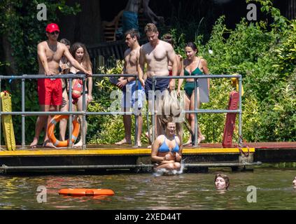 bilder: Hampstead Heath Schwimmer in den Teichen Tauchen Bomben in das kühle Wasser war super Spaß für diese Frau heißes Wetter in London und Temperaturen Stockfoto