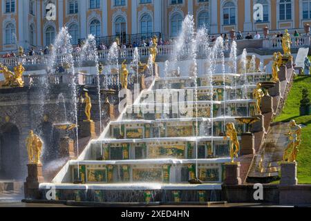 PETRODVORETS, RUSSLAND - 13. JUNI 2024: Fragment der Großen Kaskade an einem sonnigen Juninachmittag. Schloss Peterhof und Parkkomplex Stockfoto