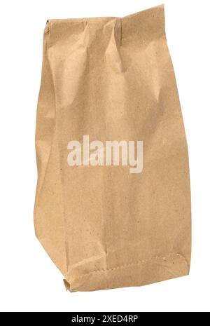 Brauner Kraftpapierbeutel zur Verpackung von Produkten in Geschäften auf isoliertem Hintergrund Stockfoto