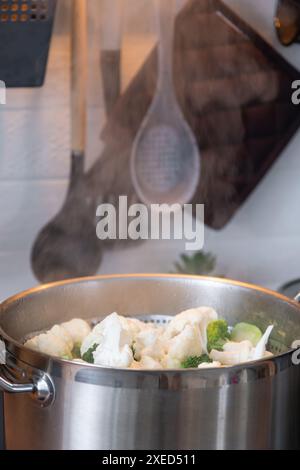 Brokkoli und Blumenkohl werden in einem Topf gedämpft - gesunde Ernährung, Babynahrung, Kochen in einem Dampfgarer Stockfoto