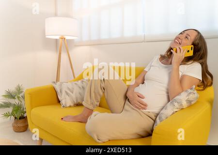 Schwangere Frau telefonisch Stockfoto