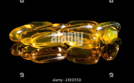 Nahaufnahme der Omega 3-Gelkapsel auf reflektierendem schwarzem Hintergrund Stockfoto