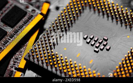 Nahaufnahme des RAM-Speichers und der Pins des Hauptprozessorstromkreises des CPU-PCs Stockfoto