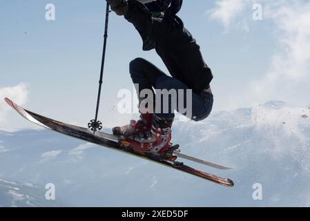 Sprung beim Skifahren Stockfoto