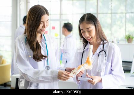 Ein medizinisches Team diskutiert eine Fallstudie zur Krankheitstherapie für einen Krankenhauspatienten. Stockfoto