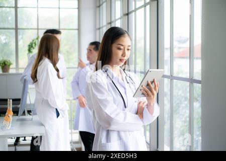 Porträt der weiblichen Medizin und Team diskutieren eine Fallstudie mit Krankheitstherapie für einen Krankenhauspatienten. Stockfoto