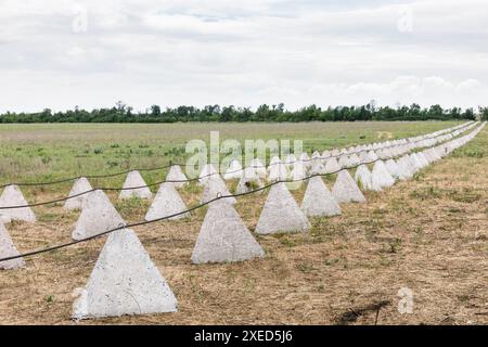 Krieg in der Ukraine. Befestigungen Anti-Panzerdrachen Zähne in Donezk Region, Ukraine Stockfoto