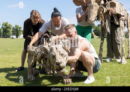 Wimbledon London, Großbritannien. Donnerstag, 27. Juni 2024. Der Start eines neuen öffentlichen Kunstprojekts mit dem Titel „The Herds“ mit einer wachsenden Herde lebensgroßer Puppentiere. Es ist ein neues Kunstprojekt von The Walk Productions, dem Team hinter Little Amal und Wimbledon College of Arts UAL. Die Marionettentiere werden vor der Klimakatastrophe nach Norden fliehen und 000 km von Zentralafrika nach Nordeuropa reisen Quelle: Katie Collins/Alamy Live News Stockfoto