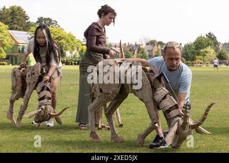 Wimbledon London, Großbritannien. Donnerstag, 27. Juni 2024. Der Start eines neuen öffentlichen Kunstprojekts mit dem Titel „The Herds“ mit einer wachsenden Herde lebensgroßer Puppentiere. Es ist ein neues Kunstprojekt von The Walk Productions, dem Team hinter Little Amal und Wimbledon College of Arts UAL. Die Marionettentiere werden vor der Klimakatastrophe nach Norden fliehen und 000 km von Zentralafrika nach Nordeuropa reisen Quelle: Katie Collins/Alamy Live News Stockfoto